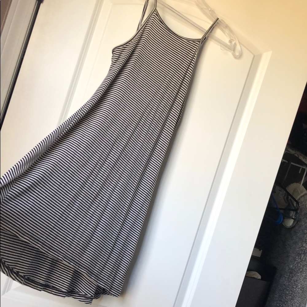 DRESS BLACK AND WHITE- FITS CURVS NICELY